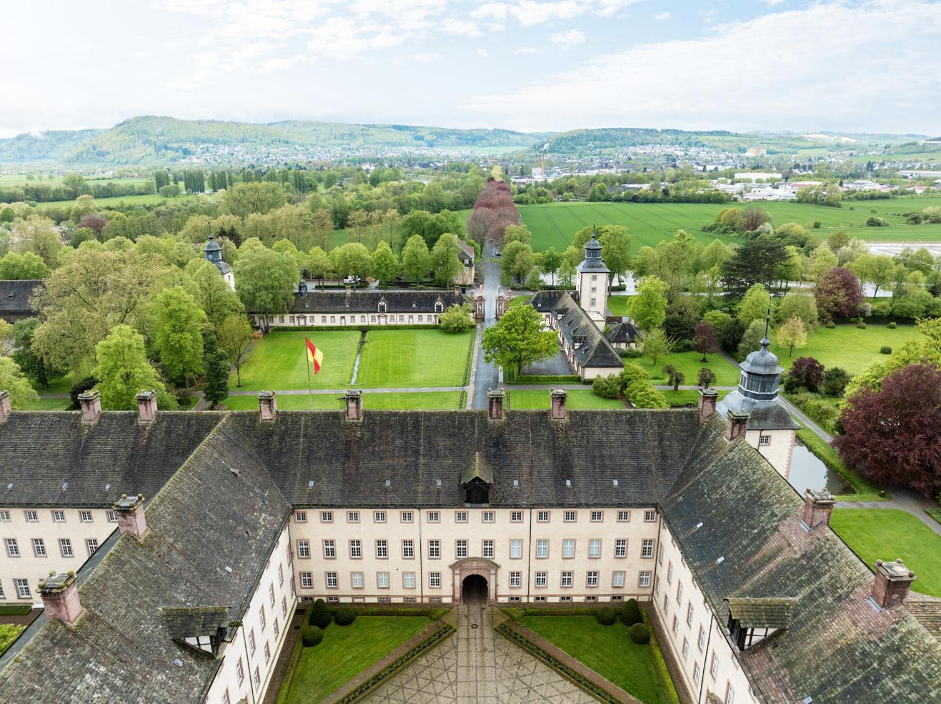 Luxus Wohnen Im Schloss Corvey Fuer 1-6 Gaeste Im Unesco Weltkulturerbe Weserbergland Free W-lan Parken Netflix Fuer Familien Paare Und Geschaeftsreisende Inkl Handtuecher Seife Nintendo Switch Uvm Hoexter