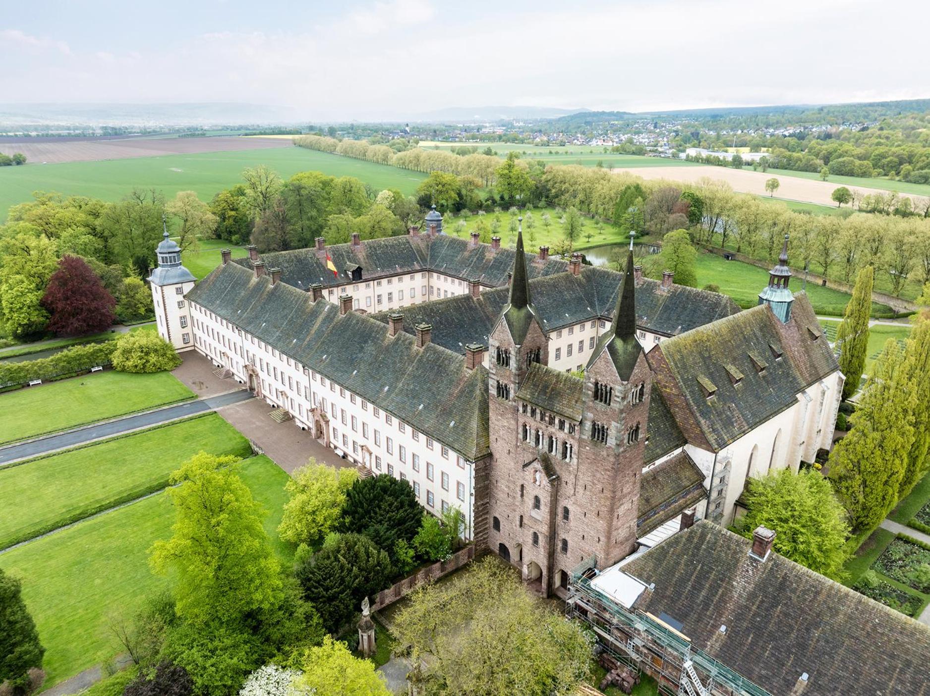 Luxus Wohnen Im Schloss Corvey Fuer 1-6 Gaeste Im Unesco Weltkulturerbe Weserbergland Free W-lan Parken Netflix Fuer Familien Paare Und Geschaeftsreisende Inkl Handtuecher Seife Nintendo Switch Uvm Apartment