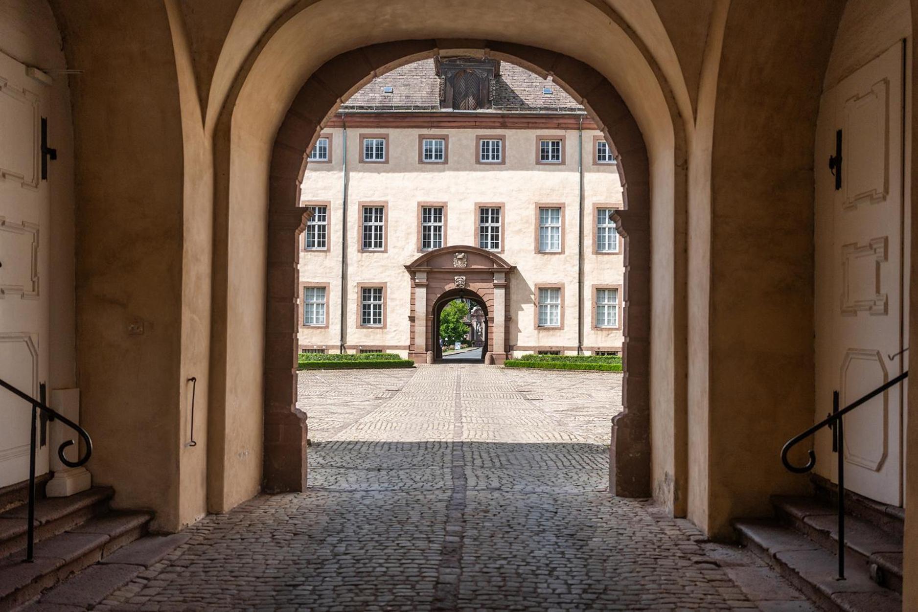 Luxus Wohnen Im Schloss Corvey Fuer 1-6 Gaeste Im Unesco Weltkulturerbe Weserbergland Free W-lan Parken Netflix Fuer Familien Paare Und Geschaeftsreisende Inkl Handtuecher Seife Nintendo Switch Uvm Apartment